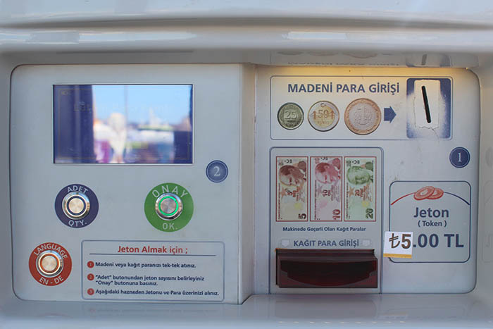 صورة ماكينة تذاكر عبارات اسطنبول قريبه